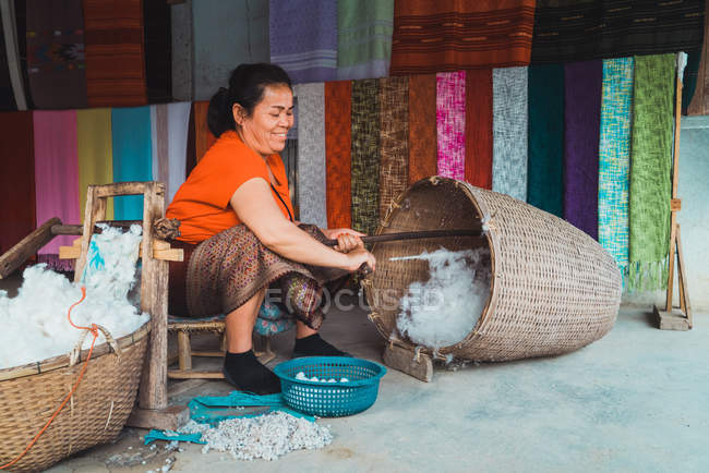 LAOS-FEVEREIRO 18, 2018: Mulher sorridente trabalhando com algodão — Fotografia de Stock