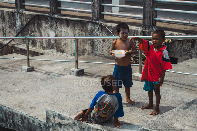 CHIANG RAI, TAILANDIA - 25 DE ENERO DE 2018: Niños étnicos en escalones - foto de stock