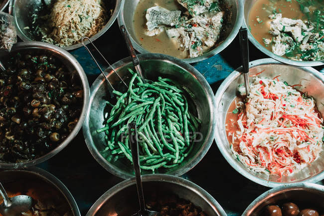 De cima tigelas com aperitivos tradicionais asiáticos no balcão — Fotografia de Stock