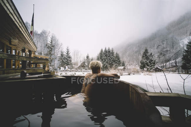 Frau schwimmt im Winter in Badewanne — Stockfoto