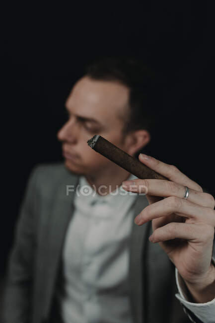 Schöner Mann Zigarre rauchend — Stockfoto