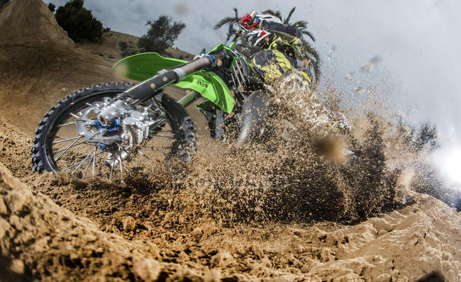 Vista de perto de respingos de areia de moto de motocross — Fotografia de Stock