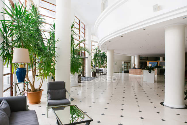 Vista para o grande salão com plantas em vaso no hotel — Fotografia de Stock