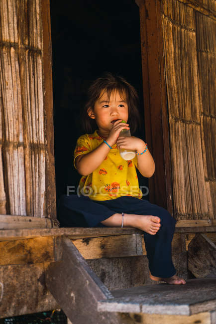 CHIANG RAI, THAILAND- FEVEREIRO 12, 2018: Jovem garota bebendo leite — Fotografia de Stock