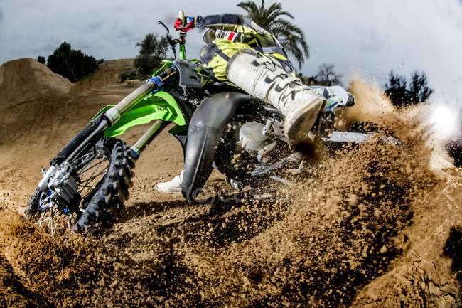Nahaufnahme eines Motocross-Motorrads, das extreme Kurven fährt — Stockfoto