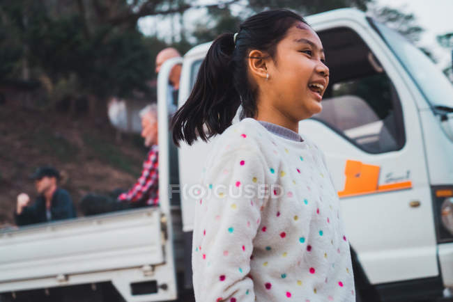 ЛАУС-18 ФЕВРАЛЯ 2018 г.: Улыбающаяся молодая девушка, стоящая у грузовика и веселящаяся . — стоковое фото