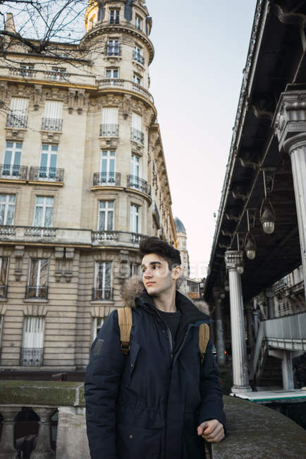 Pensivo jovem turista de pé no terraço e olhando para longe . — Fotografia de Stock