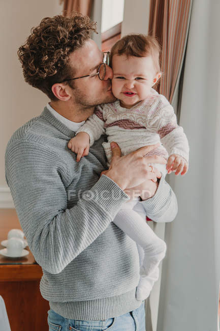 Felice padre baciare bambino alla finestra — Foto stock