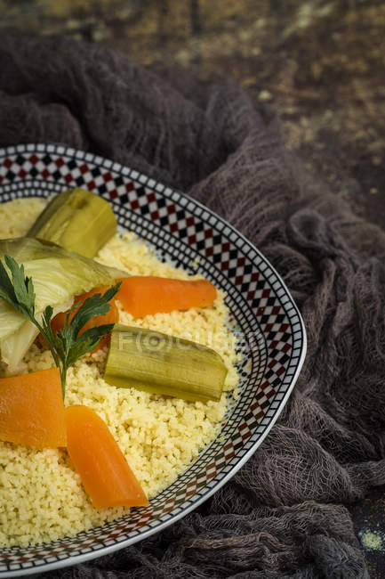 Обрезанная тарелка с кускусом и овощами — стоковое фото