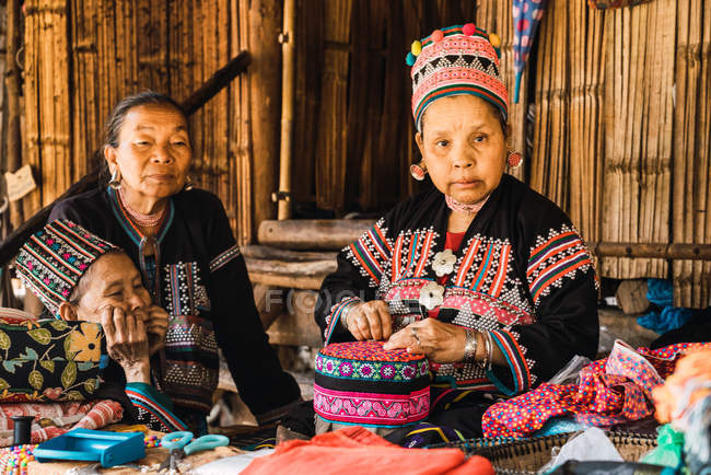 Чіанг Рай, Таїланд - 12 лютого 2018: азіатські жінки crafting одяг — стокове фото