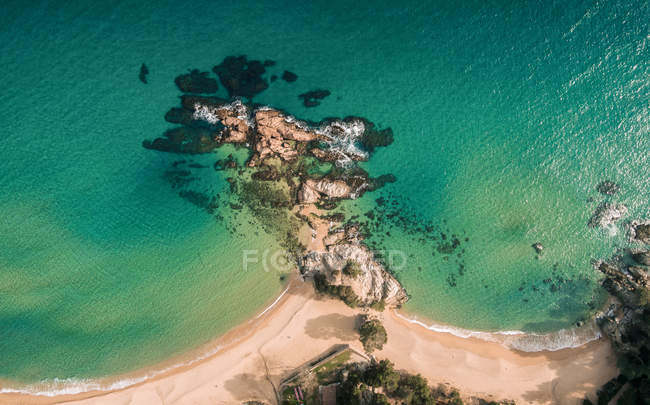 Вид с воздуха на прибрежные скалы в солнечный день — стоковое фото