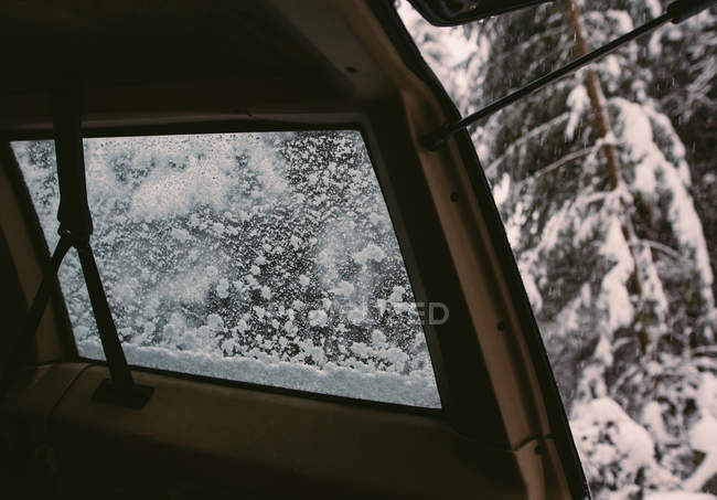 Janela do carro estacionada na estrada nevada no inverno
. — Fotografia de Stock