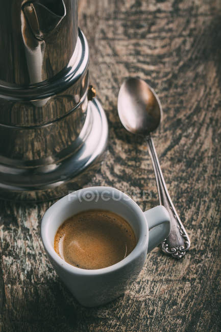 Tazza espresso e cucchiaio su tavolo in legno rustico — Foto stock