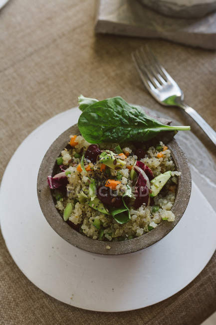 Blick von oben auf Salat aus Quinoa und roten Bohnen in Schüssel auf dem Tisch — Stockfoto