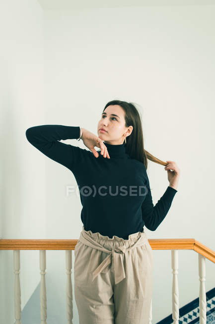 Nachdenkliche Frau posiert in der Nähe von Geländern — Stockfoto