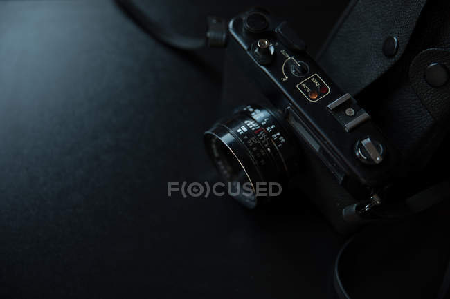 Vista ad alto angolo della fotocamera analogica su sfondo nero — Foto stock