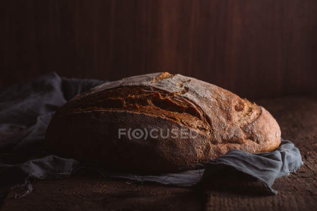 Свіжі сільський хліб ремісничими хліб темно полотно — стокове фото