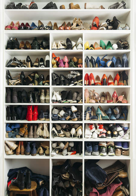 Повнокадровий знімок полиць з різними взуттям — стокове фото
