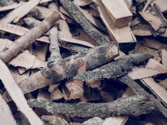 Tiro de quadro cheio de pilha de desbastes de madeira — Fotografia de Stock
