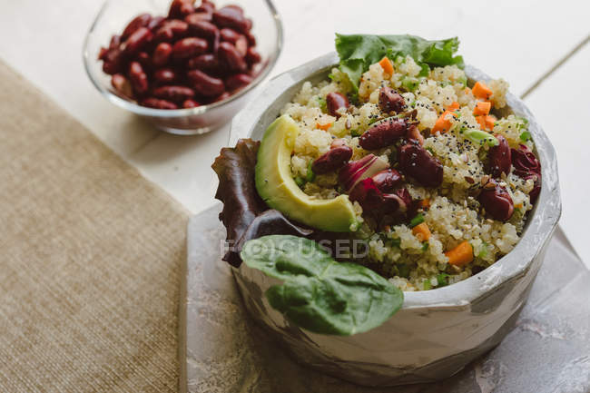 Vista de perto da salada de quinoa e feijão vermelho na tigela na mesa — Fotografia de Stock