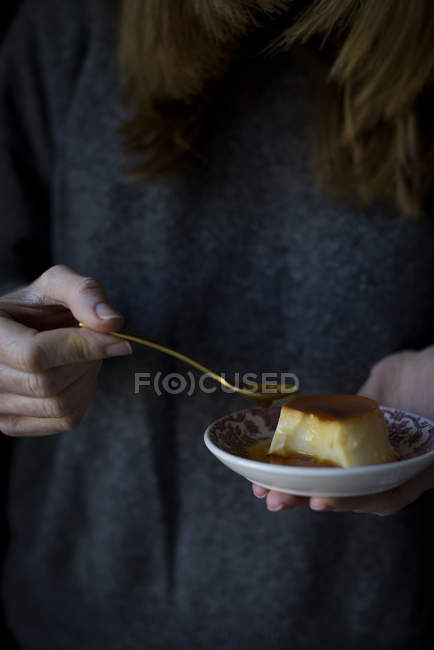 Mid section of woman eating dessert — Stock Photo