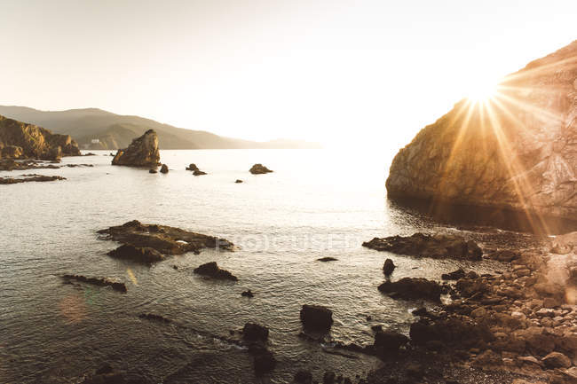 Klippen und Felsen am Meer im Sonnenuntergang. — Stockfoto
