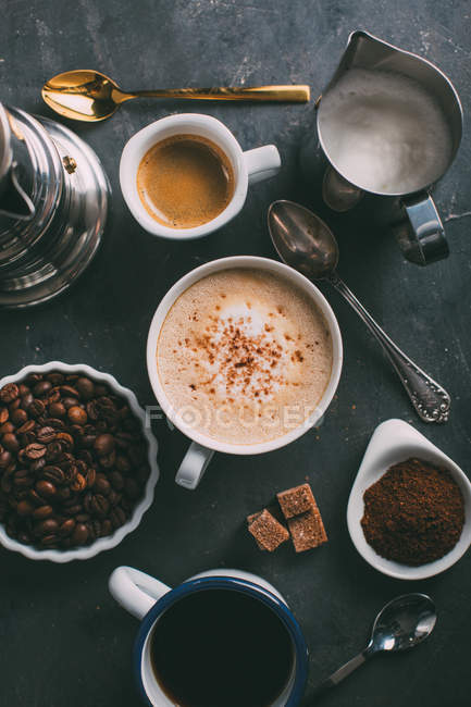 Различные типы кофе и кофеварки на темной backgroun — стоковое фото