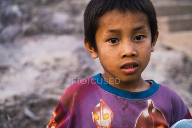 LAOS- 18 FÉVRIER 2018 : Un jeune garçon regarde une caméra — Photo de stock