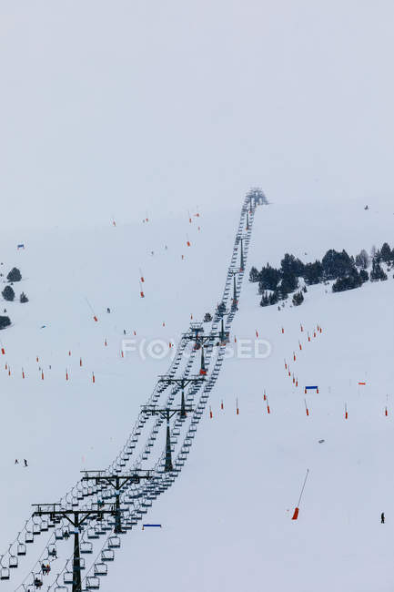 Ascensor de esquí en pista de montaña cubierta de nieve - foto de stock