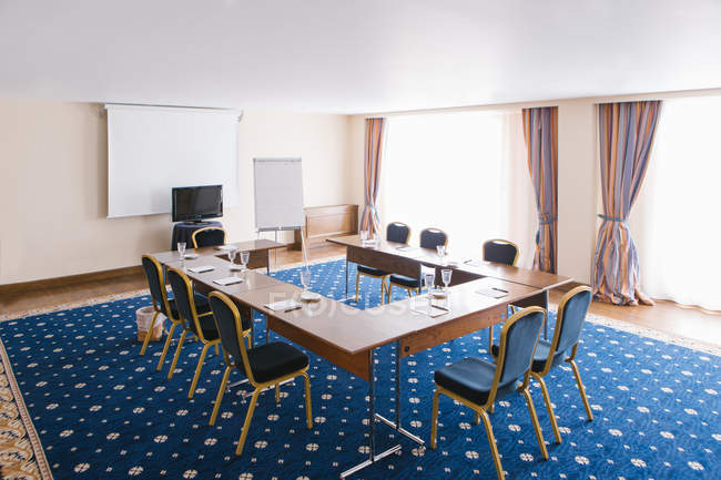 Современный презентационный зал с доской и столом — стоковое фото