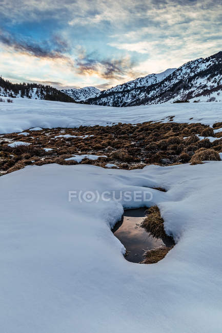 Paisagem nevada do vale da montanha sobre a paisagem nebulosa cênica — Fotografia de Stock