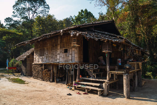 Außenseite des traditionellen asiatischen Hauses in der Natur — Stockfoto