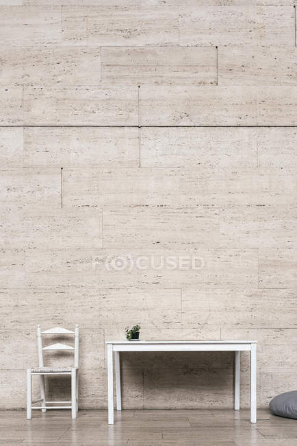 Мінімалізм меблів проти бежевої стіни — стокове фото
