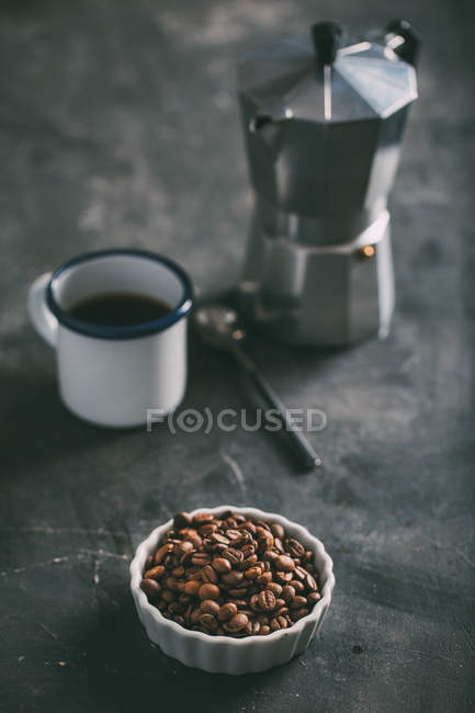 Kaffeetasse mit Kaffeebohnen in Schüssel — Stockfoto