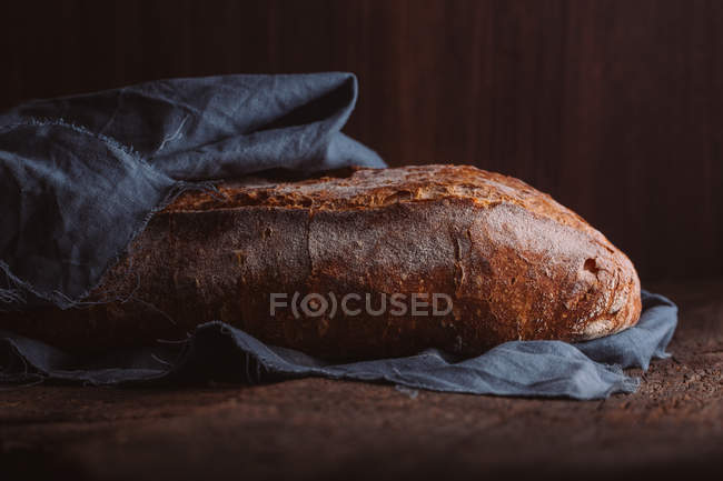 Natura morta di pane fatto in casa di pane artigianale su sfondo scuro — Foto stock