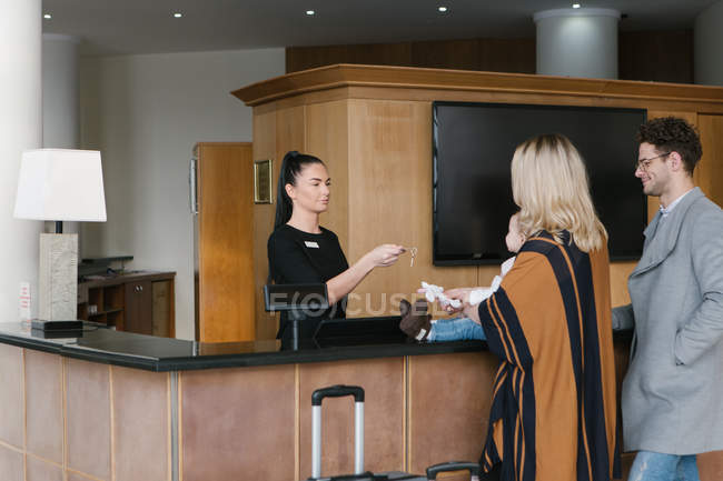 Staff giving key to family — Stock Photo