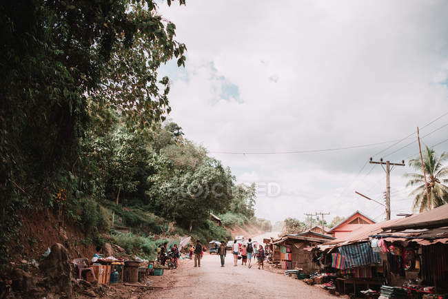 ЛАОС, ЛУАНГ ПБАНГ: Люди идут по дороге на азиатский рынок . — стоковое фото