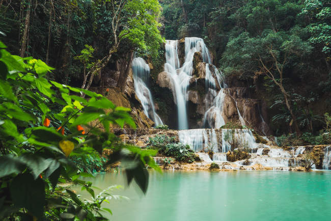 Cascadas idílicas que fluyen en el lago tropical turquesa - foto de stock