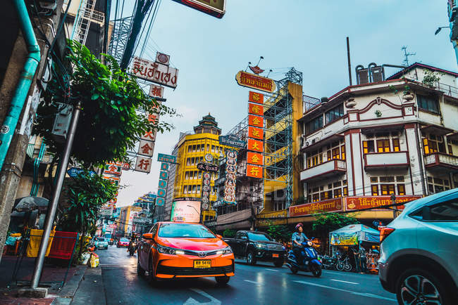 Чіанг Рай, Таїланд-12 лютого 2018: Помаранчевий кабіни автомобільні їзда в умовах дорожнього руху на вулиці азіатських міста. — стокове фото