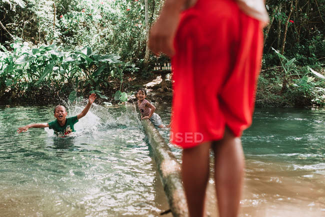 Laos, luang prabang: Kinder amüsieren sich am tropischen Fluss — Stockfoto