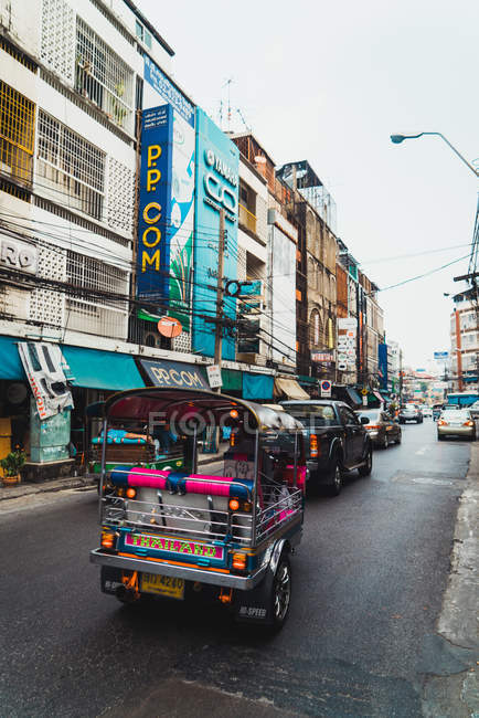 CHIANG RAI, THAILAND- 12 FÉVRIER 2018 : Rue de la ville asiatique avec pousse-pousse et circulation automobile . — Photo de stock