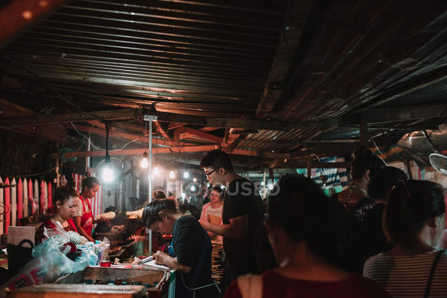 Laos, luang prabang: Menschen kaufen traditionelle Lebensmittel an der Theke auf dem Markt. — Stockfoto