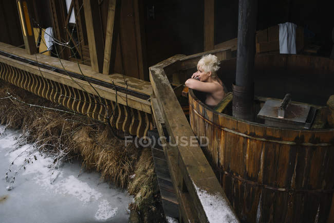 Blondine mit kurzen Haaren schwimmt in Badewanne — Stockfoto