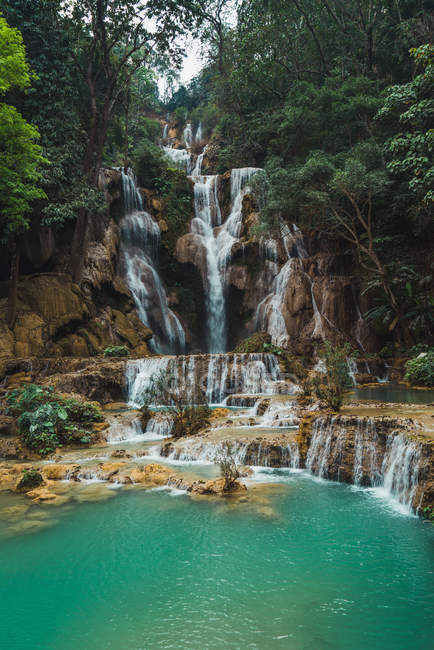 Beautiful waterfalls flowing to tropical lake with turquoise water — Stock Photo