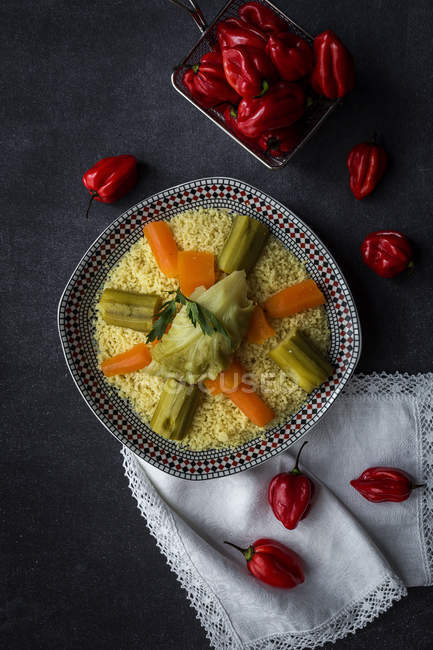 Natura morta di piatto con couscous e verdure su tavola con ingredienti — Foto stock