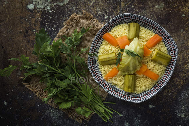 Ainda vida de chapa com cuscuz e verduras na mesa — Fotografia de Stock