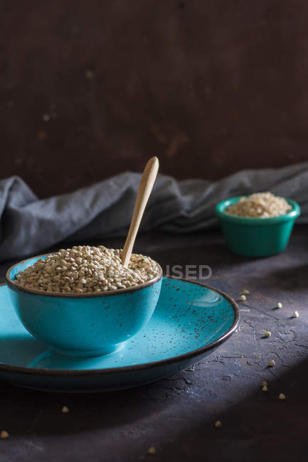 Stillleben einer Keramikschale gefüllt mit gesundem Getreide auf Teller. — Stockfoto