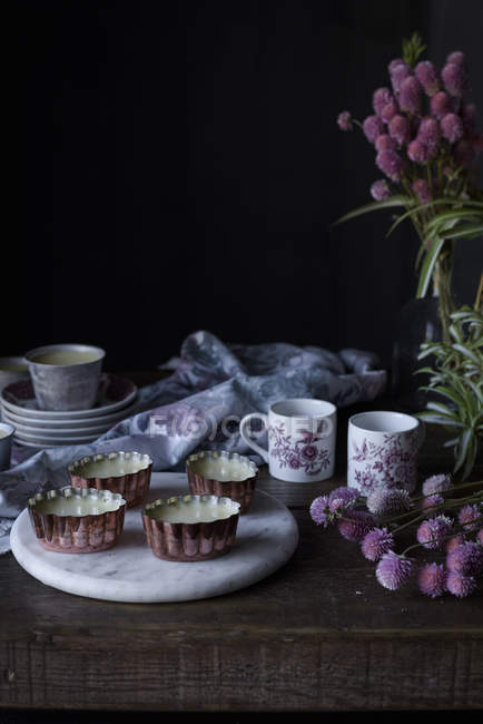 Natura morta di dolci dolci rustici sul tavolo di legno — Foto stock