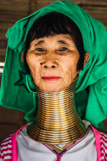 CHIANG RAI, THAILAND- 12 FEBBRAIO 2018: Donna anziana con anelli sul collo che guarda la macchina fotografica — Foto stock