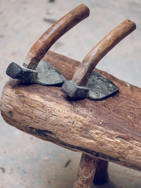 Топоры инструментов на бобовом в мастерской — стоковое фото